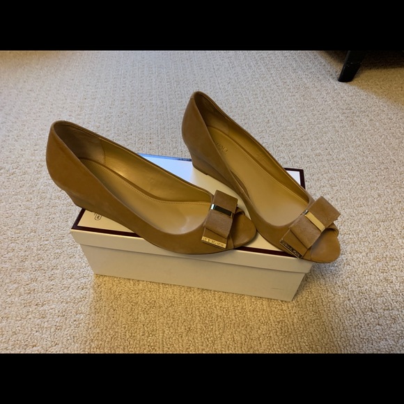 Michael Kors Tan Suede Bow Wedges size 7 - Picture 5 of 6